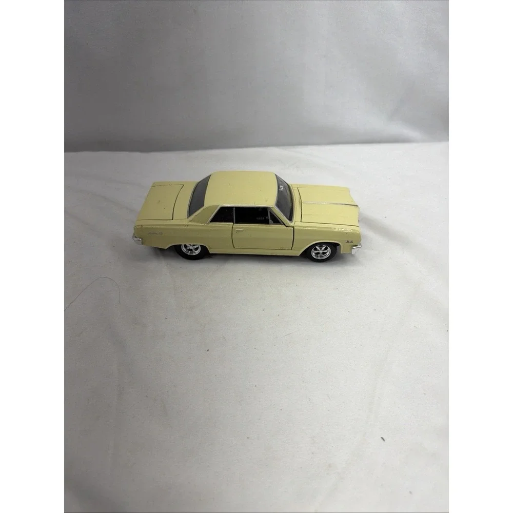 Maisto 1965 Chevrolet Malibu SS 1:24 Diecast Model Car Yello Licensed Chevy